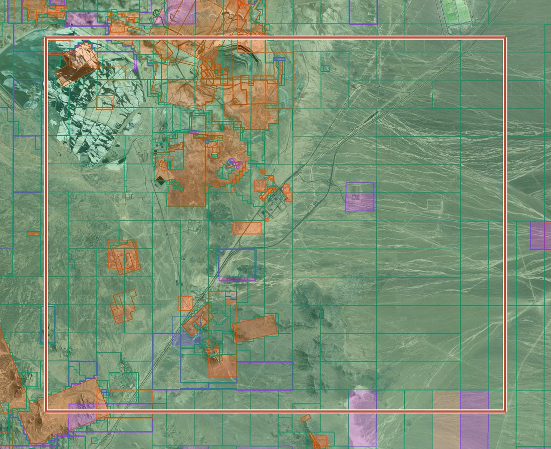 Figura 1: el rectángulo analizado sobre la imagen satelital, con las concesiones mineras del área